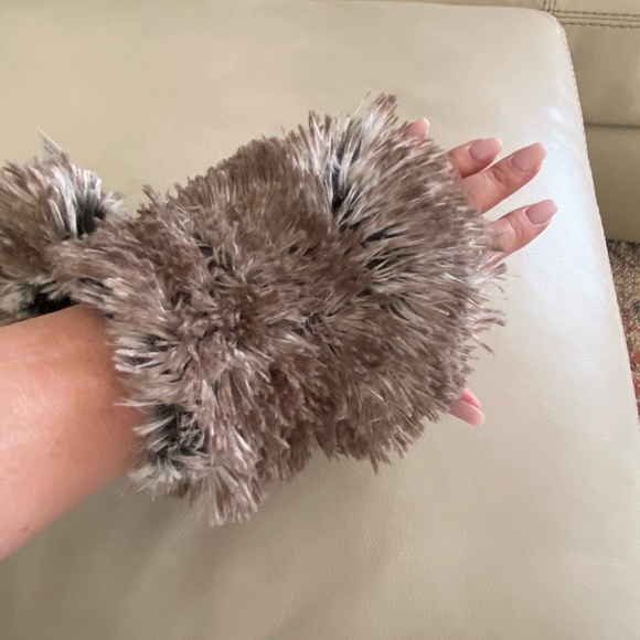 Fingerless faux fur gloves - Picture 3 of 3